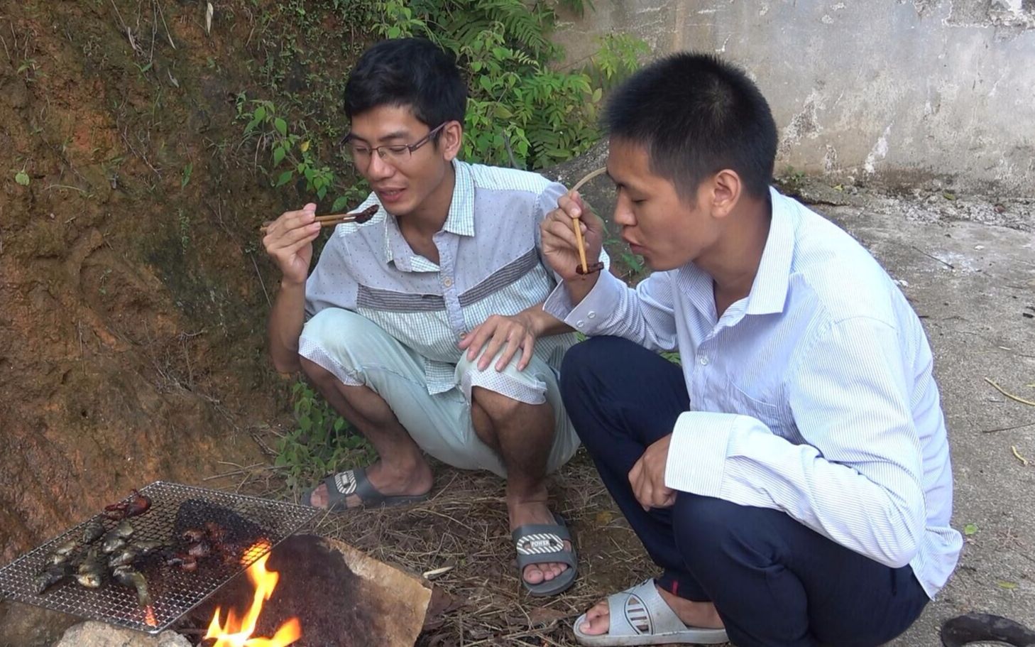 金洋兄弟:烤点猪肉尝一下,刚好我哥抓了点鱼,帮他也烤一下