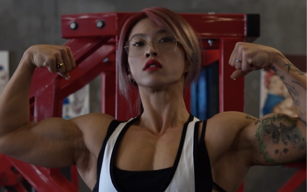 跟网友口令摆健美造型