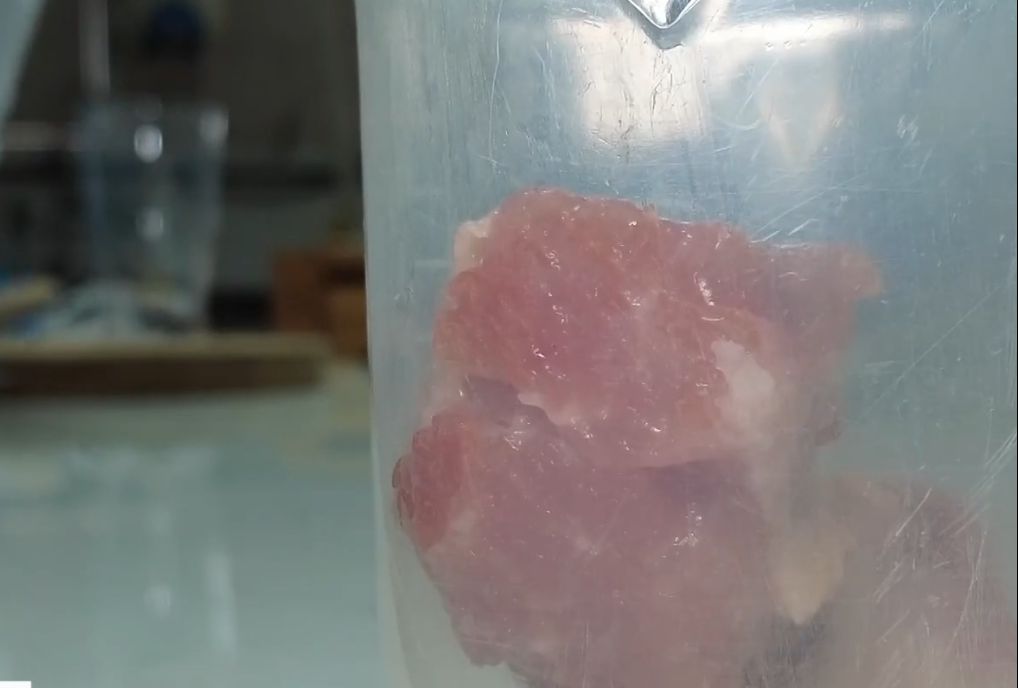 商贩为提升肉品新鲜度,在肉中添加硼砂被查处:过量摄入会中毒哔哩哔哩bilibili