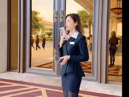 澳门银河偶遇美女公关，身材气质真好，正在联系客户中