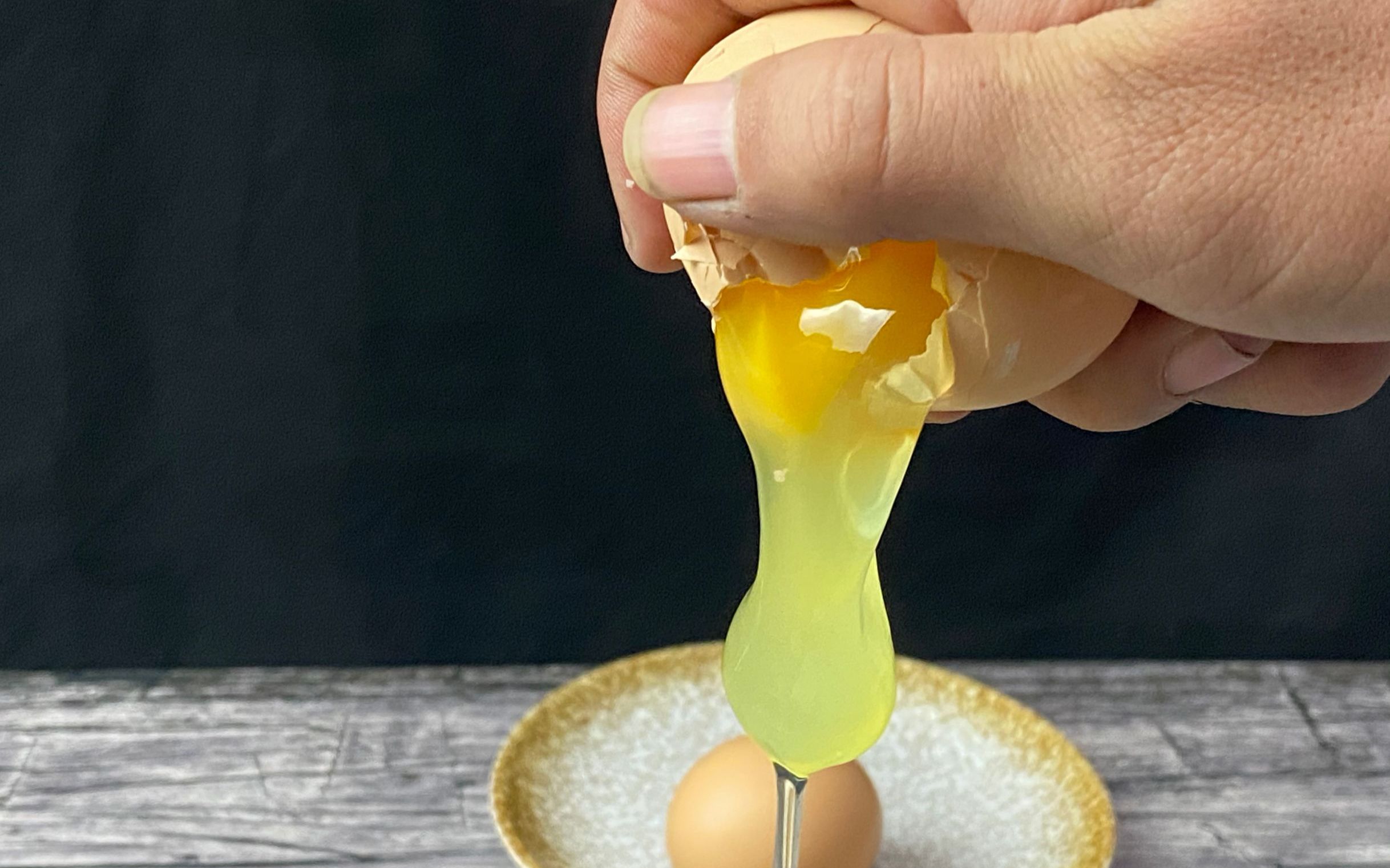 鸡蛋吃腻了,鸡蛋新做法在这里,农村小伙自创鲜糖蛋批