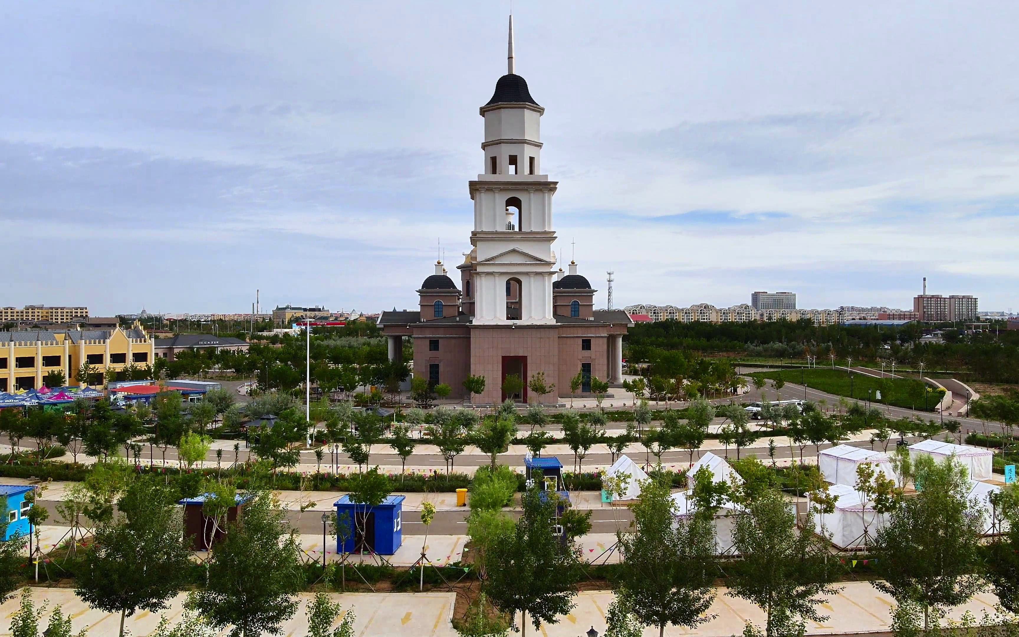 到达二连浩特市第二天早晨,航拍了两处蒙古族风格的挺气派的建筑