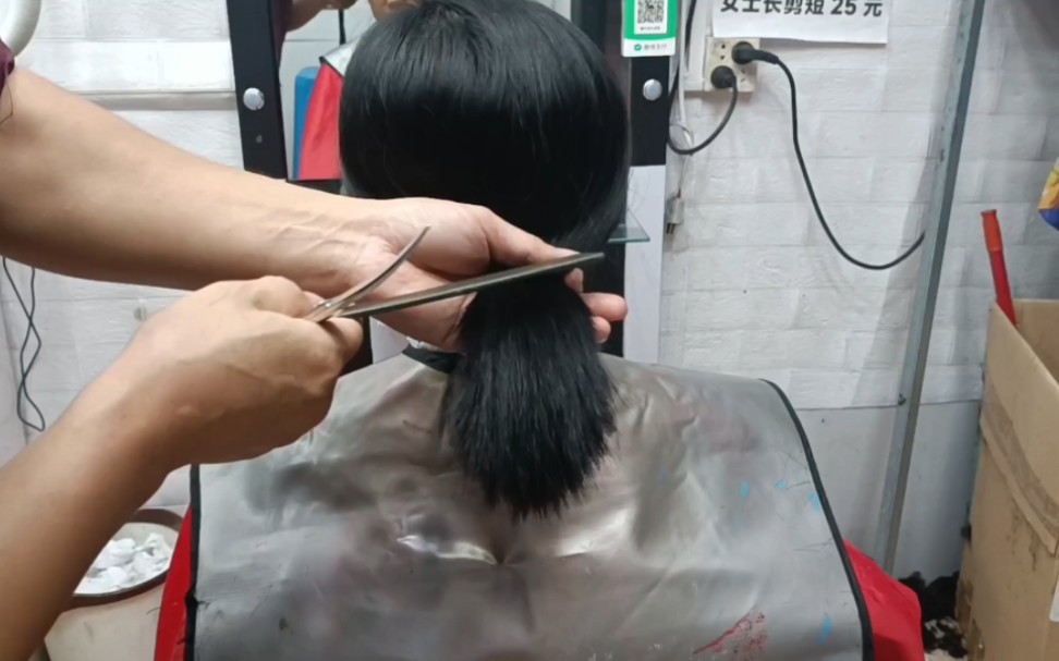 姐姐修剪发尾,发尾干燥开叉,全程斜刀剪法.
