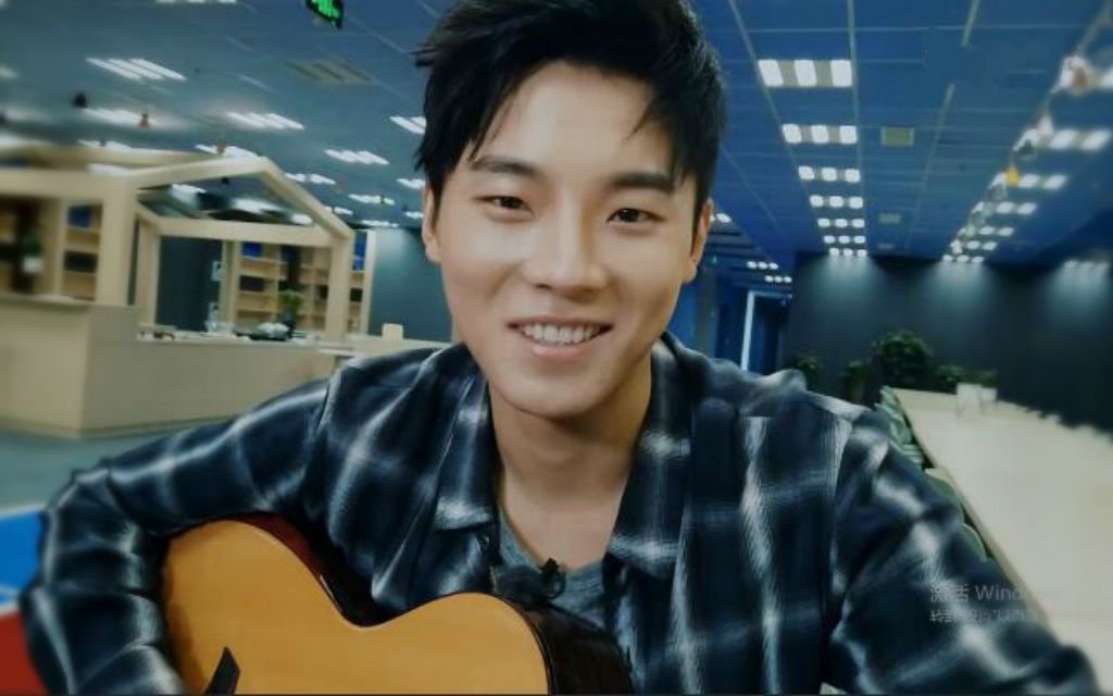 【创造营】高嘉朗×李鑫一,东北兄弟大碴子味弹唱互怼,are you说相声?