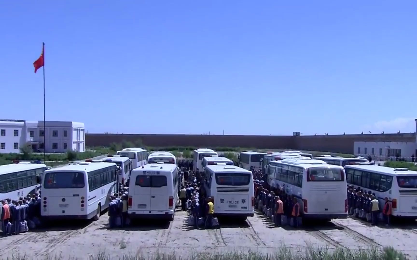 大漠高墙:监狱大搬迁,场面太壮观了