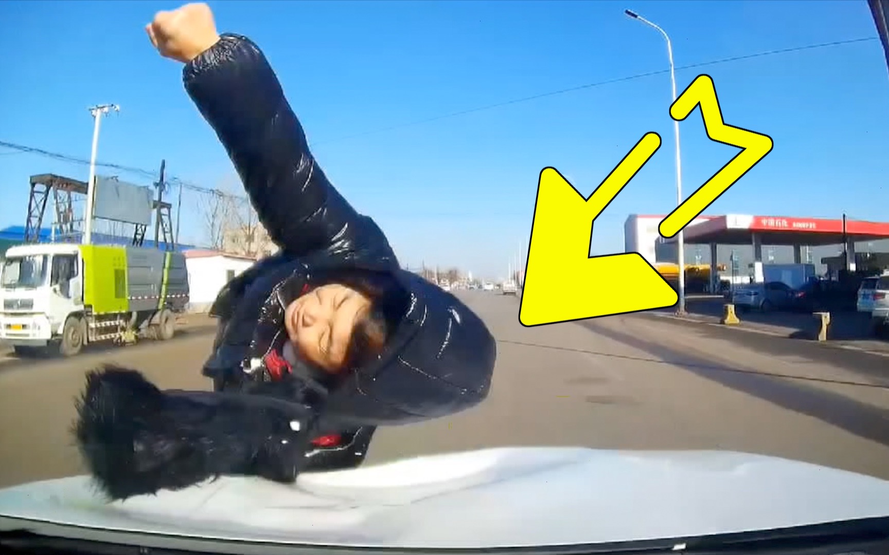 阿姨被击飞,车头塌陷破防_哔哩哔哩_bilibili