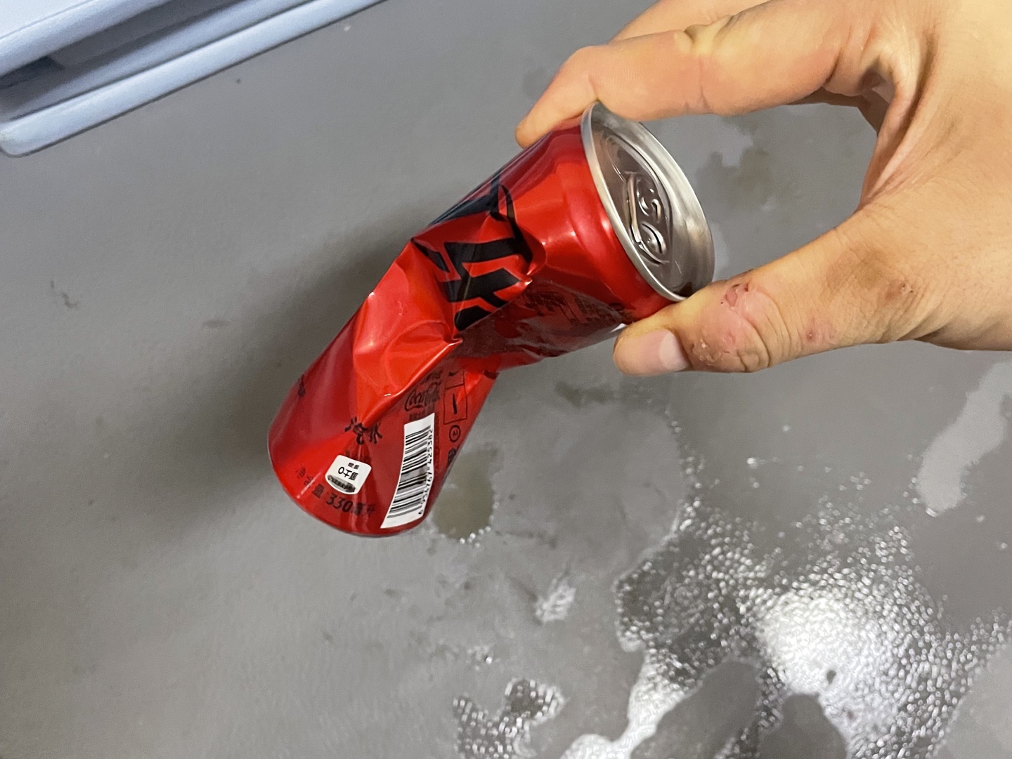 整个烂活,捏个可乐瓶.