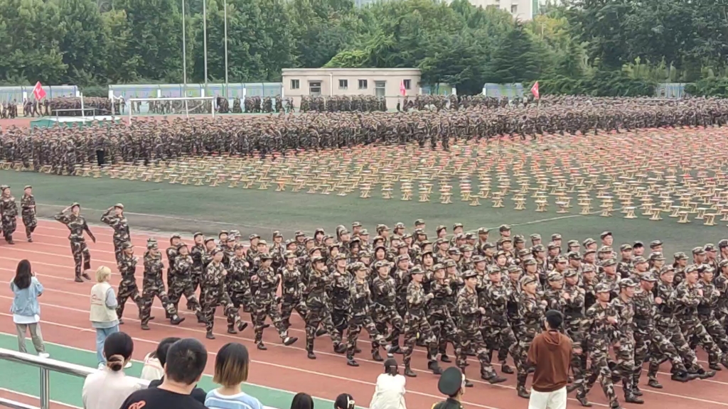 潍坊学院2021级新生军训汇报演出