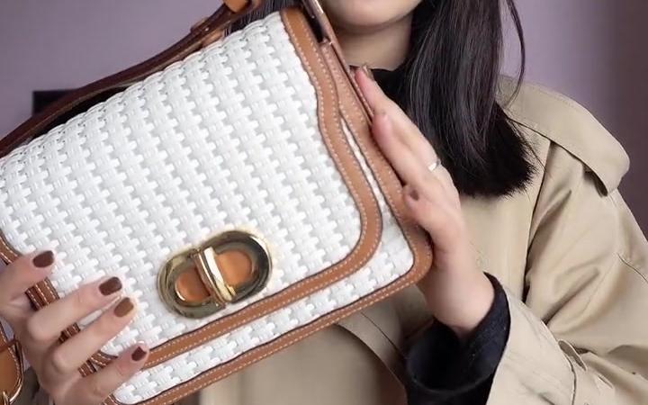 伟德bv1946官网-明星同款美诺防晒粉饼：干湿两用控油遮瑕的完美选择！