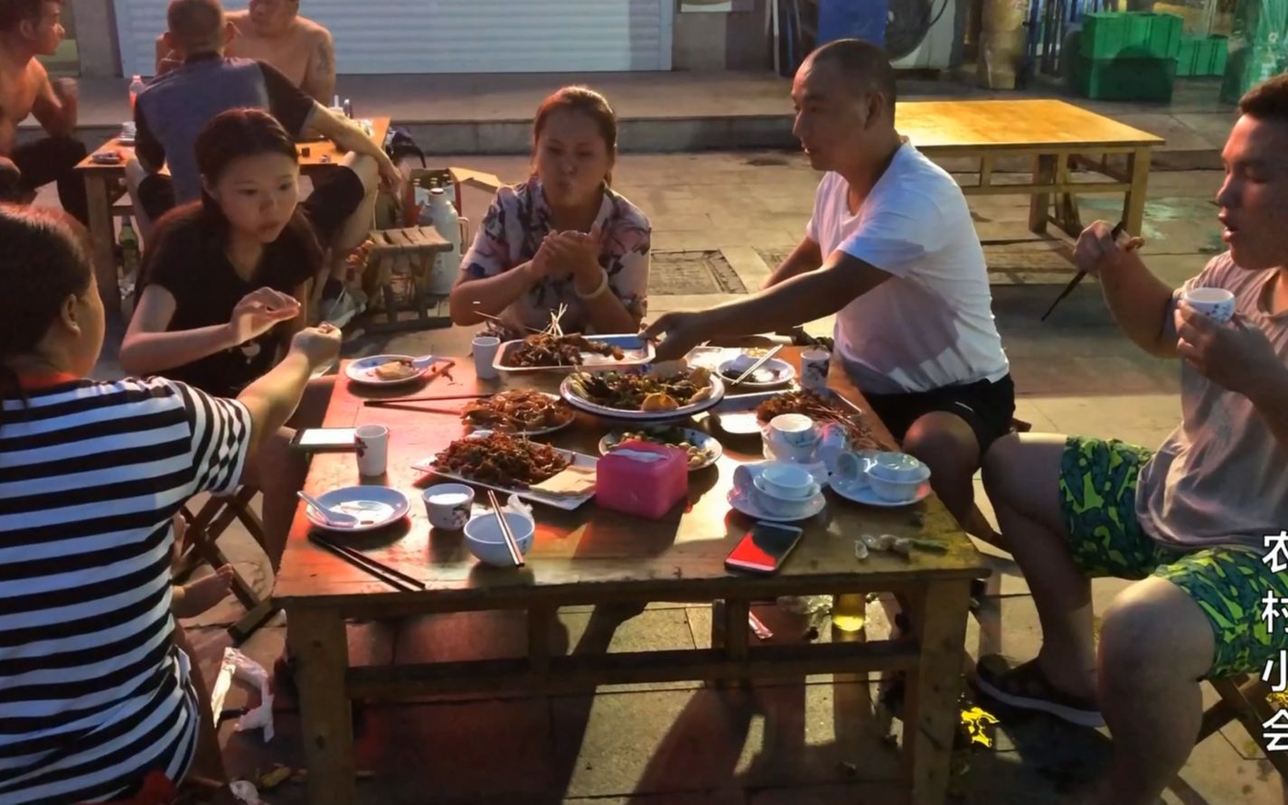 媳妇带着孩子请姐姐姐夫吃路边摊烧烤,发生了啥,放下筷子就跑