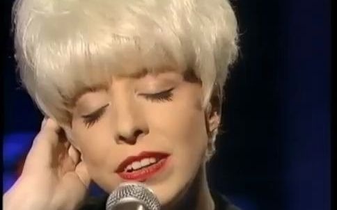 [图]【Julee Cruise】Rockin' Back Inside My Heart (Live on BBC 2)