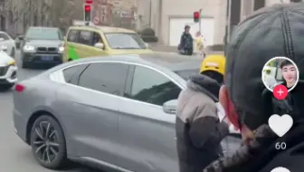 路上最危险的就是各种金属杆，强地基做的电线杆和灯杆，可以直接切割汽车，低速事故上车辆损害都很大
