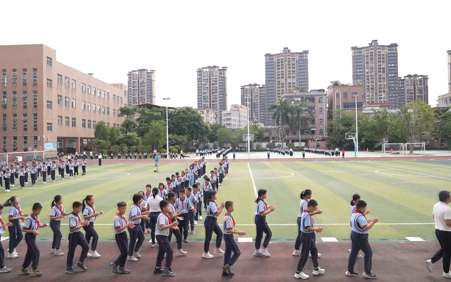 东莞市石龙镇实验小学室外大课间