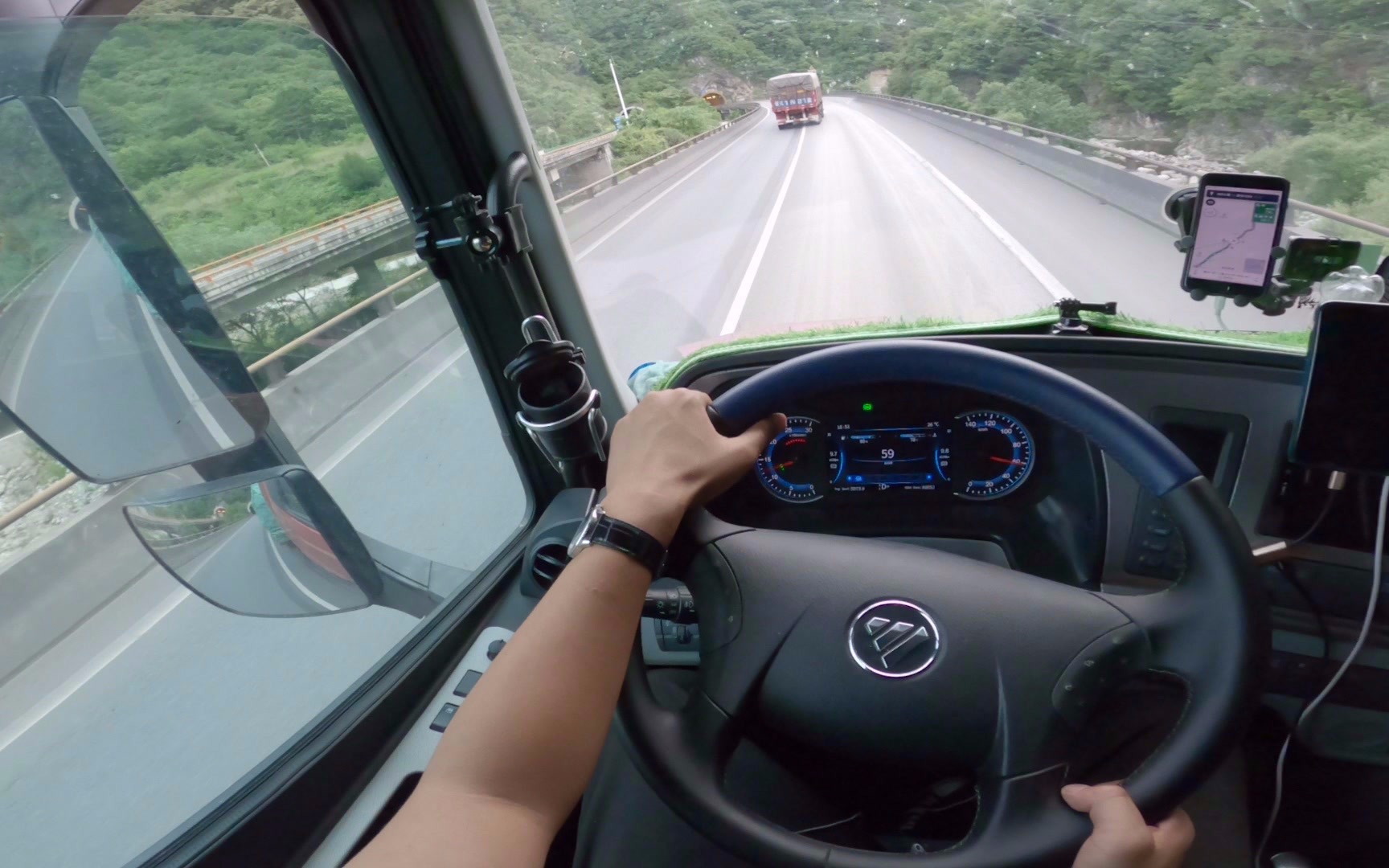 卡车司机行驶在秦岭山脉第一视角pov