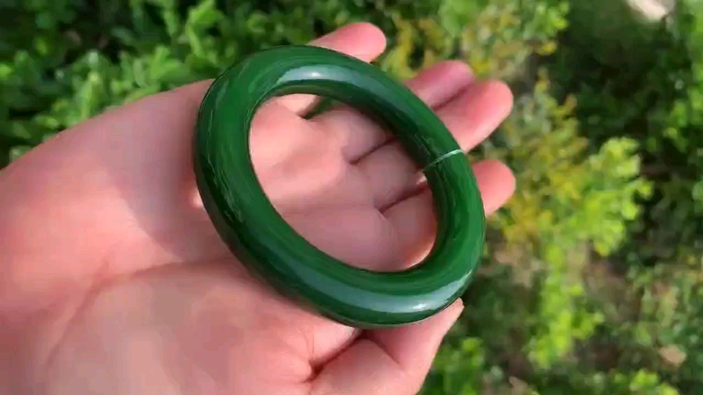 收藏款和田玉碧玉手镯55口径,俄碧7号矿料子,满色辣绿色,古典肥美圆条