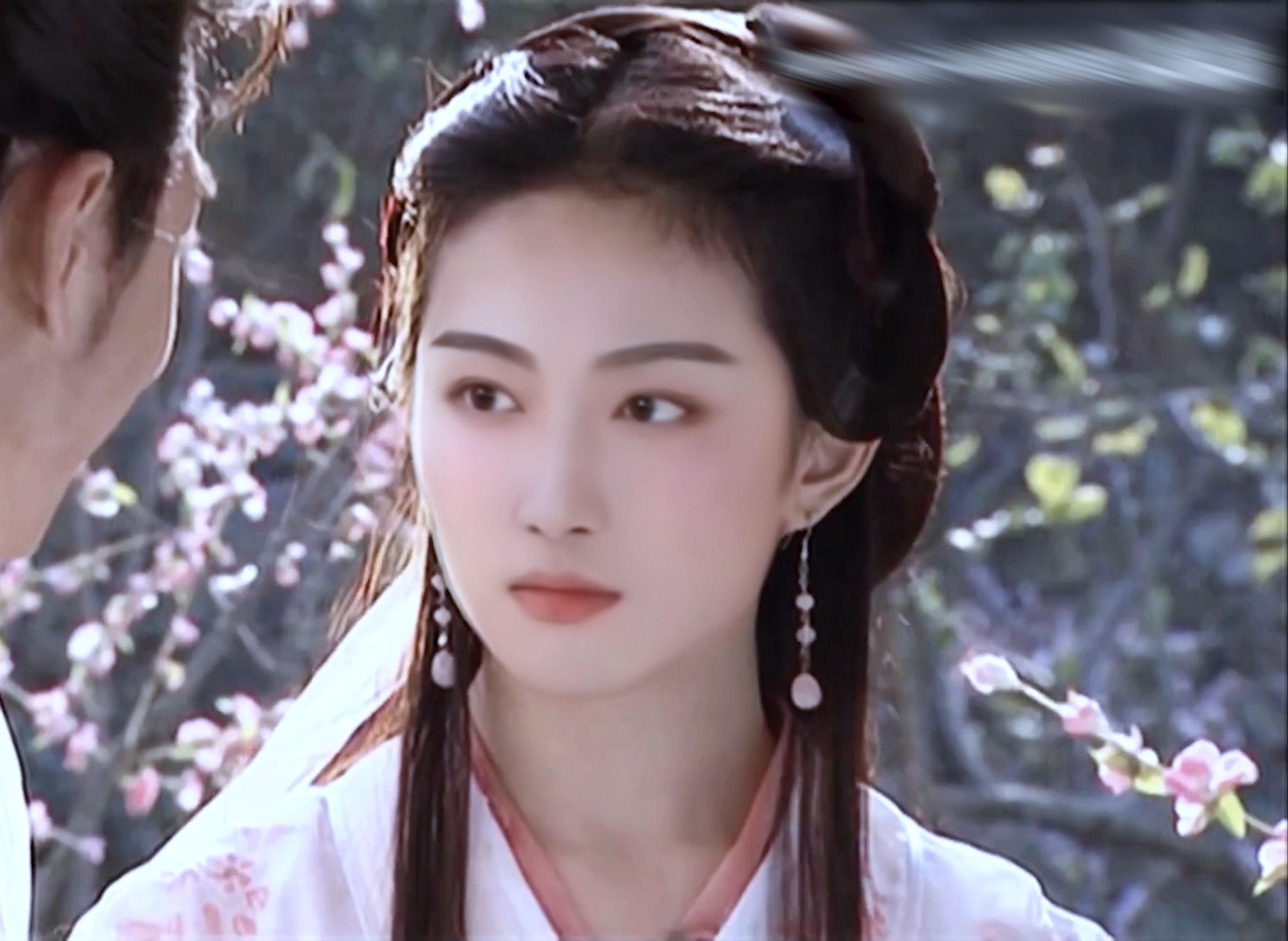 换脸:刘昱晗在《这个江湖不一般》里的妆容简直就是桃花妖,说不是女的