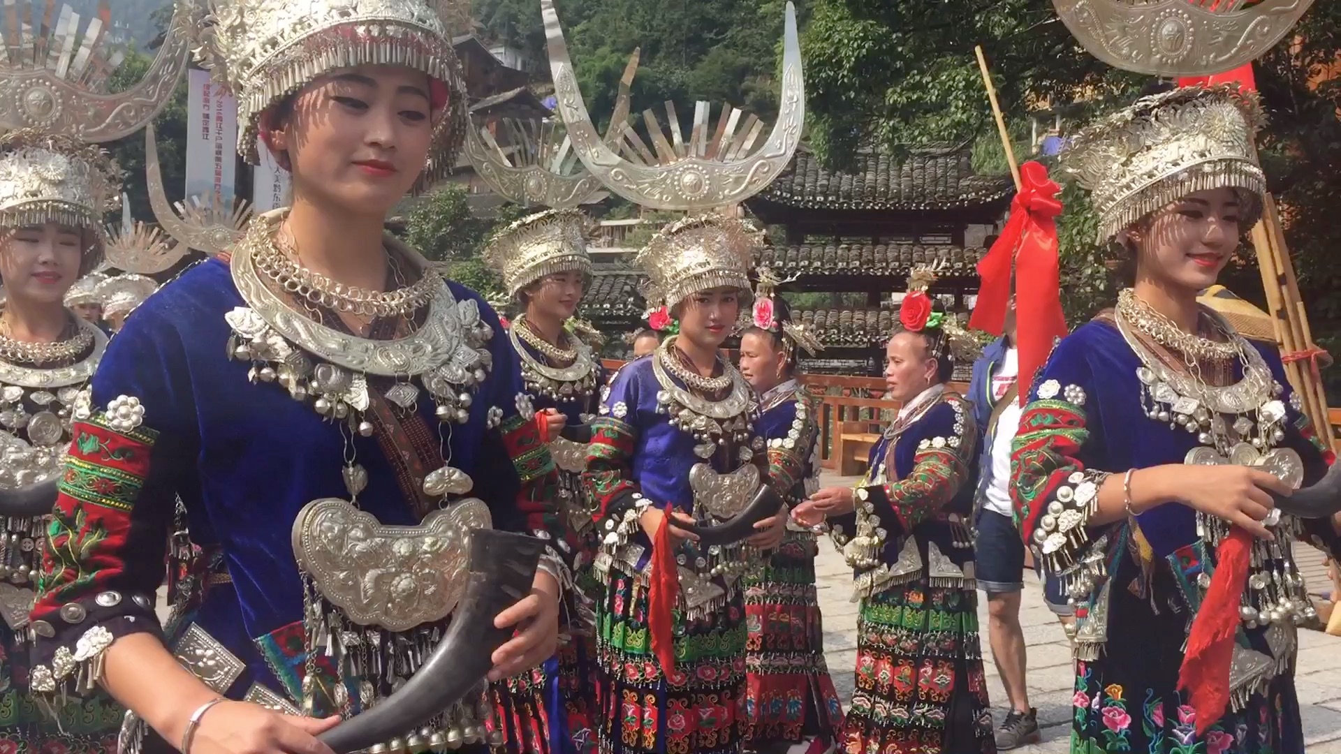 [图]贵州苗族姑娘的拦门酒你喝过吗？不醉不让过去