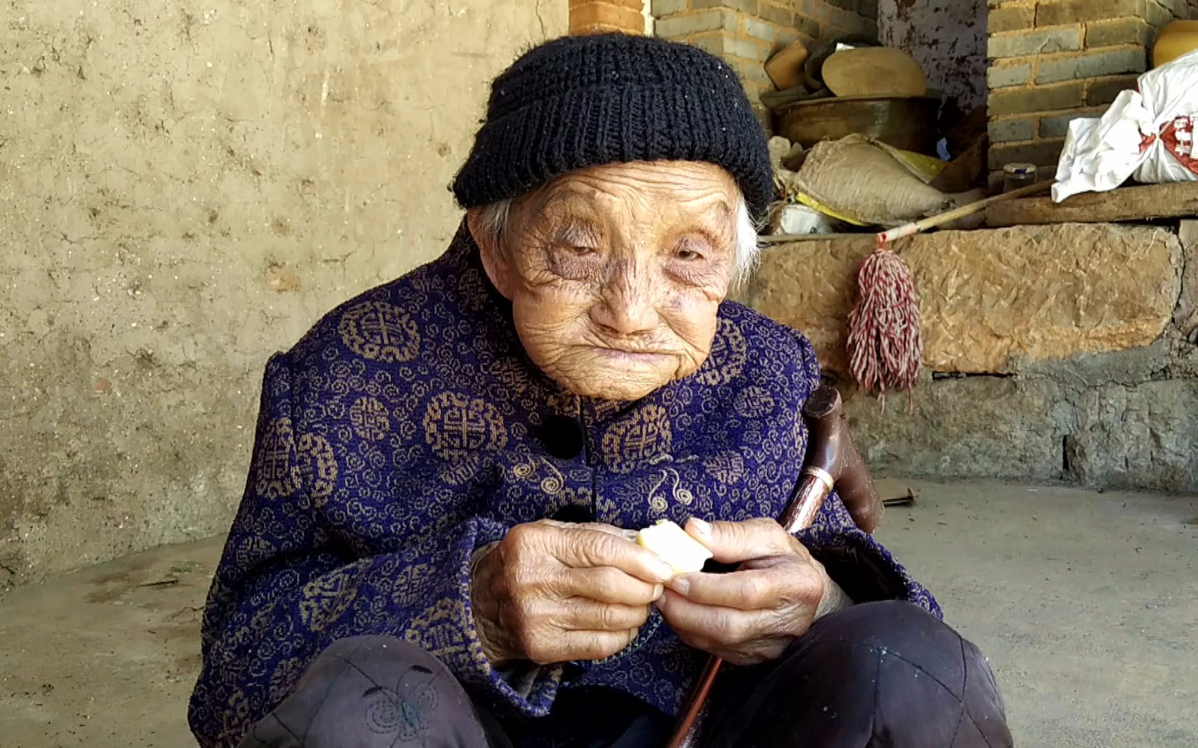 95岁老人有10个子女,3个儿子7个女儿,看看现在过得怎么样