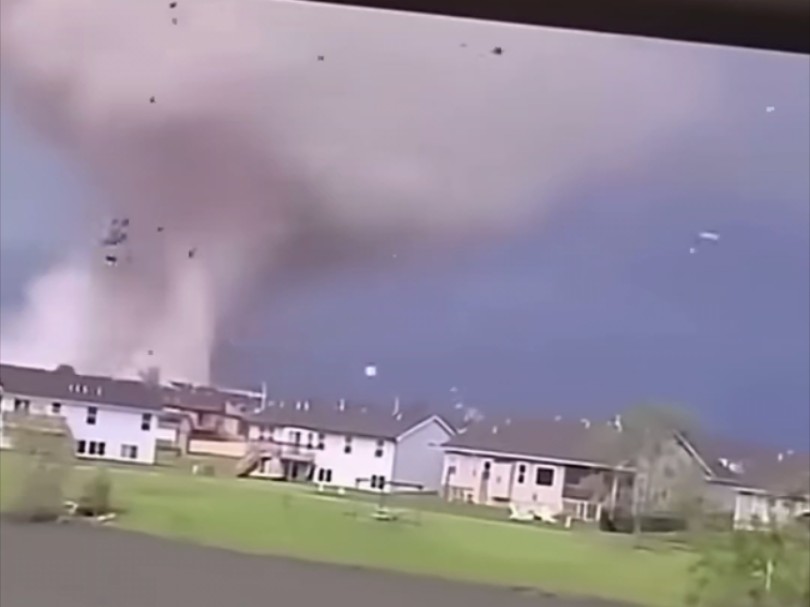 龙卷风肆虐!房屋瞬间被摧毁 | 灾难现场直击