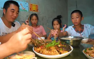 老公去田里抓回3条鲤鱼，桃子姐做一盘红烧鲤鱼，香气扑鼻，真解馋