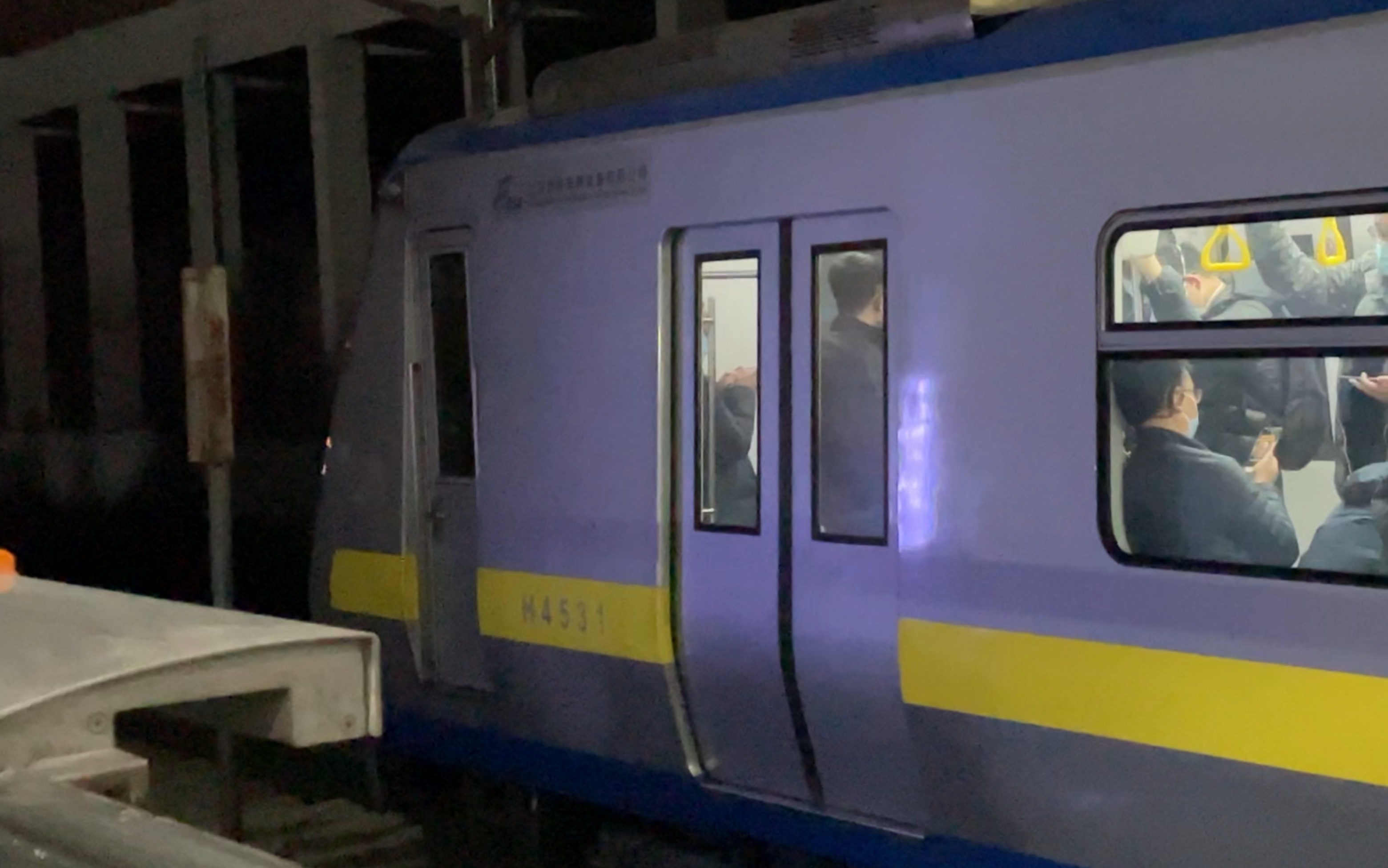 北京地铁13号线h453车组霍营区间车驶出西二旗站