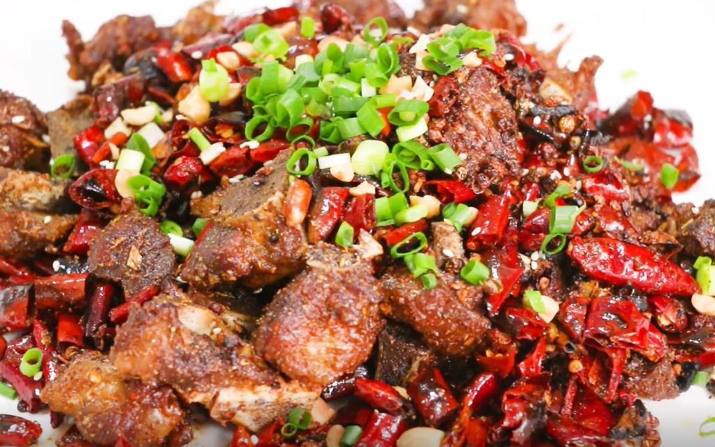 费师傅教你辣子排骨的秘制做法,学会这样做一次能吃一大盘