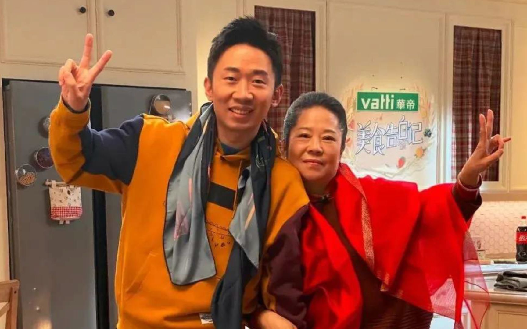 杨迪妈妈能有多搞笑?学习标准微笑,结果直接把筷子咬在了后槽牙