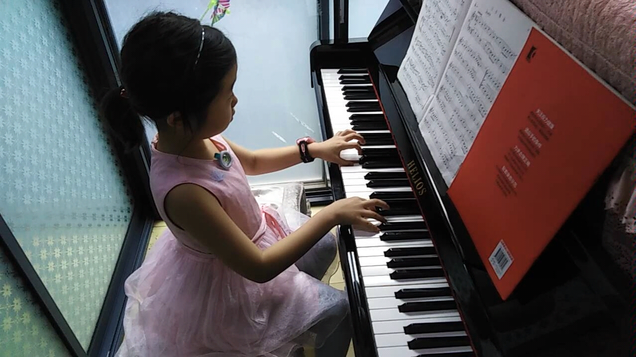 在琴房练琴的小盆友