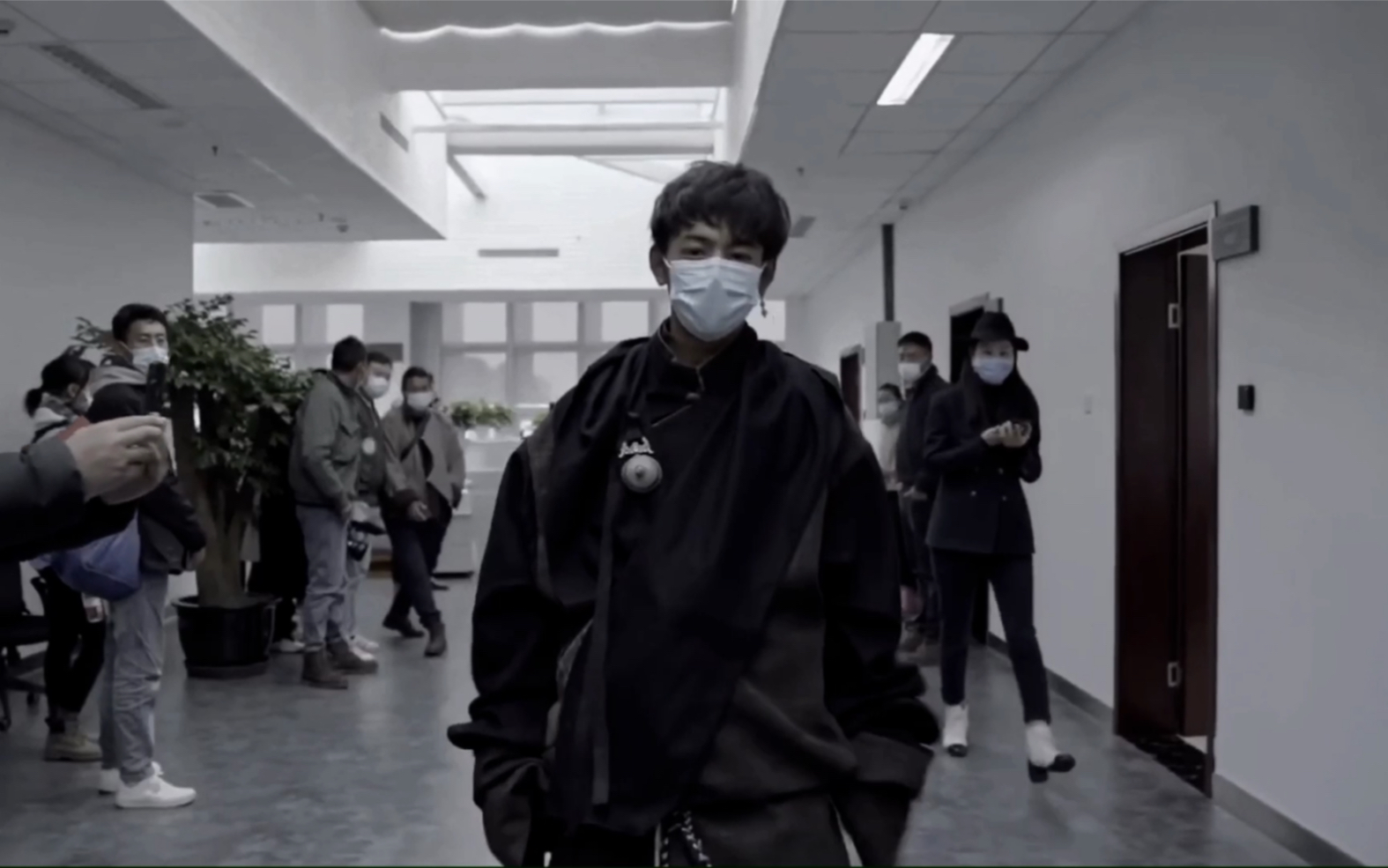 野真出没把丁真走秀素材剪辑了一下