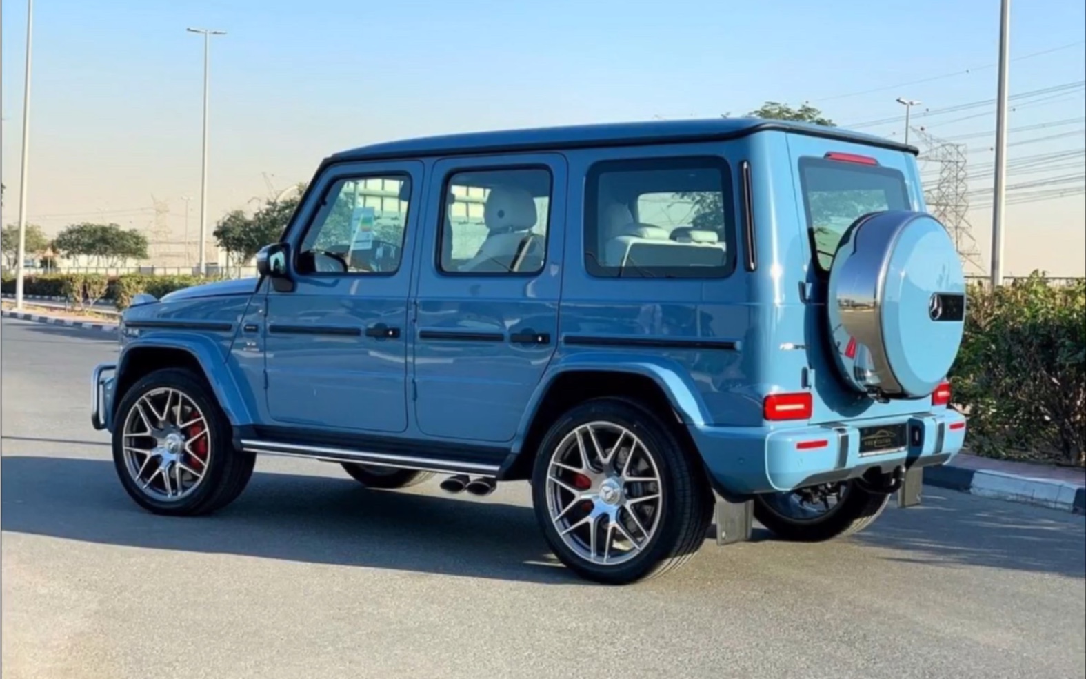 瓷器蓝奔驰g63提醒您:新年开大g,吉祥又如意!