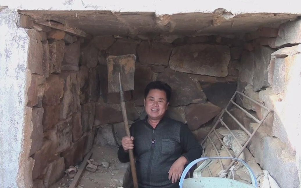 农村大锅哥每年在这个季节都会往地窖里放什么让视频揭晓答案