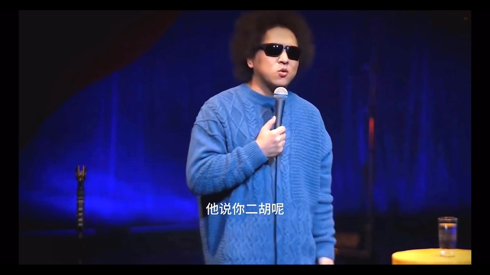 最近很火的黑灯脱口秀,地铁乞讨封神