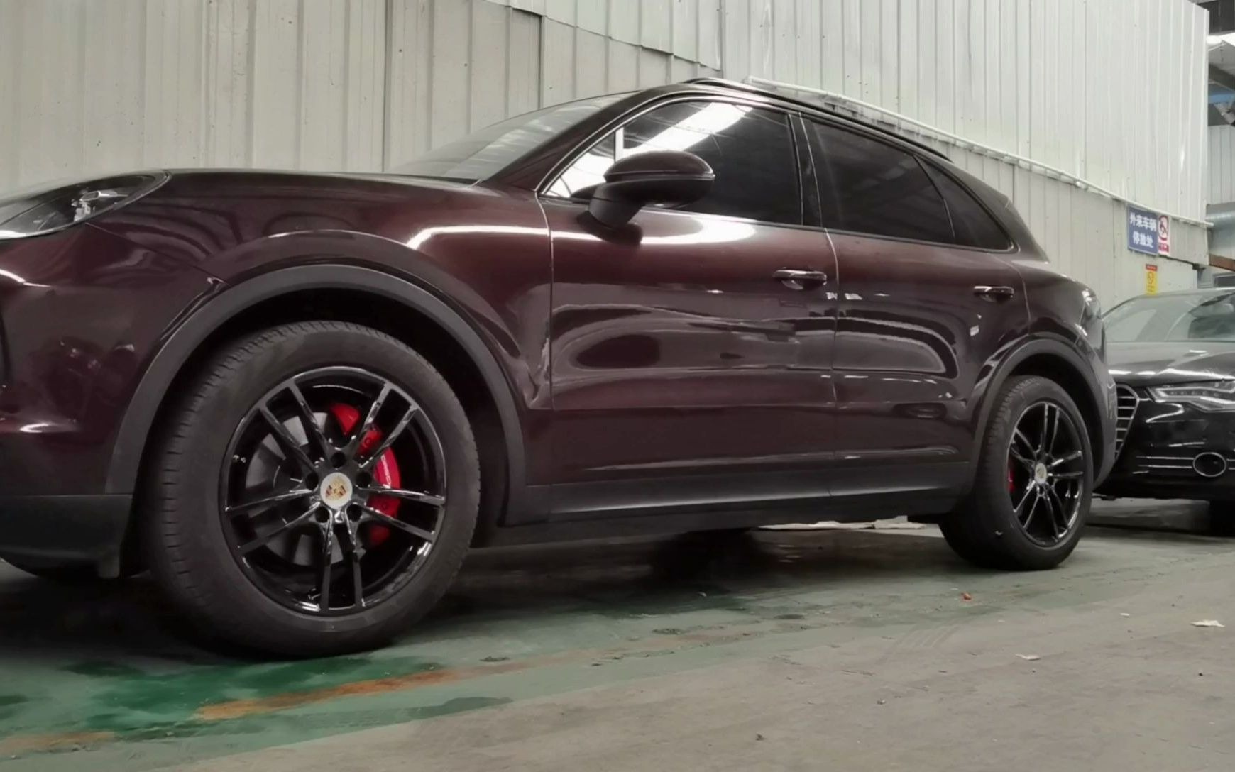 保时捷卡宴轮毂改电镀黑武士卡钳改大红色烤漆