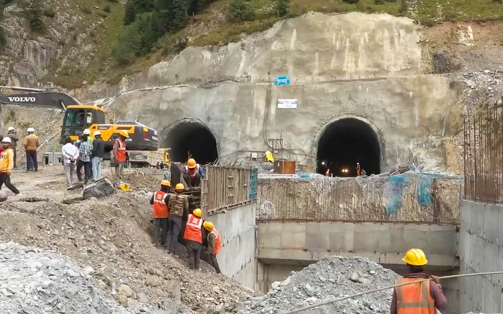 印度凿穿喜马拉雅山,建亚洲最长双向隧道,14公里修5年只完成40%哔哩哔哩bilibili