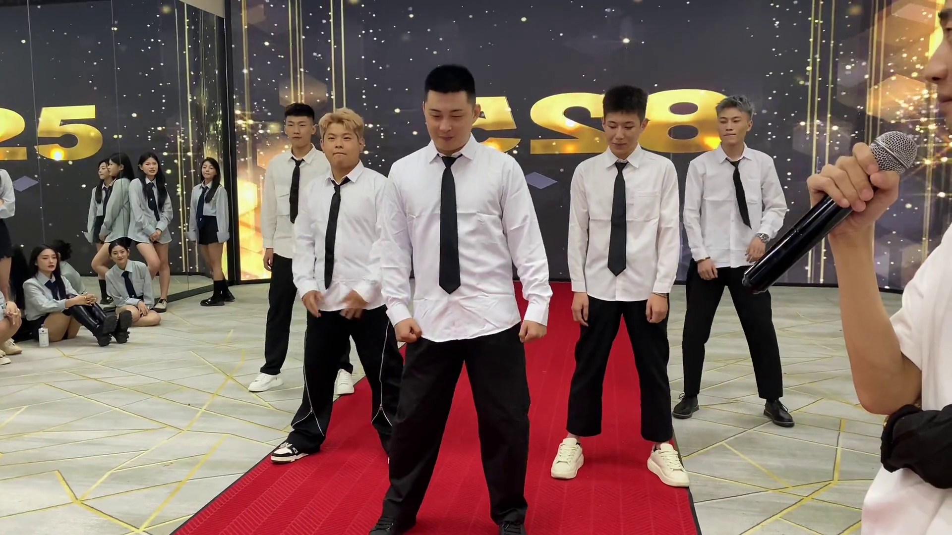 往后看大琦领队帅袄刘叉叉团队叉家直播回放多才多艺