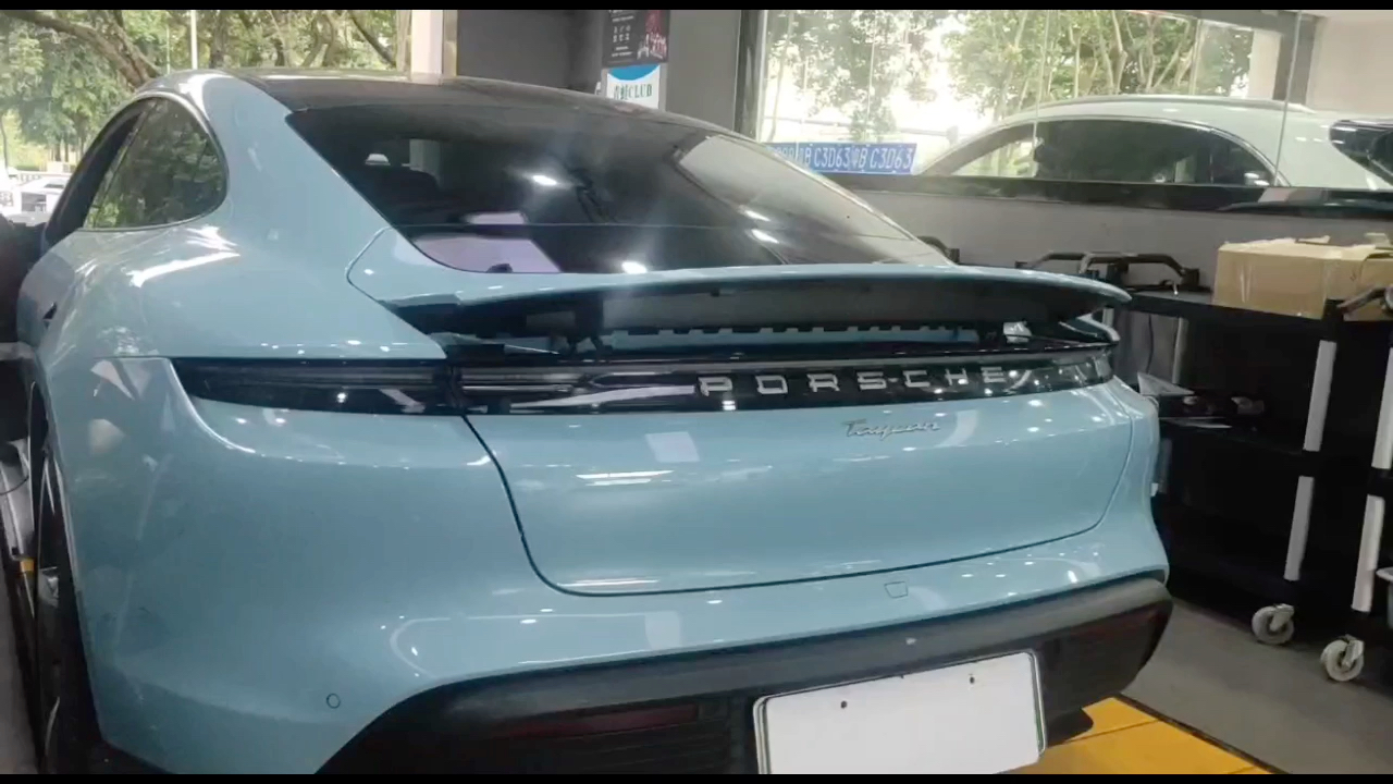 新款保时捷taycan升级电动尾翼高度 电动折叠后视镜效果测试
