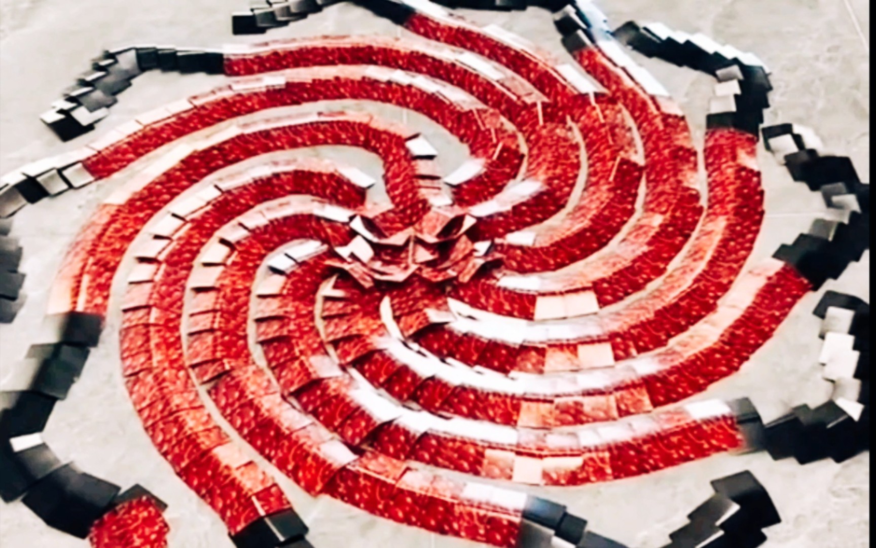 600万块多米诺骨牌的花式表演.一起来见证 这连锁反应,出乎你的想象.