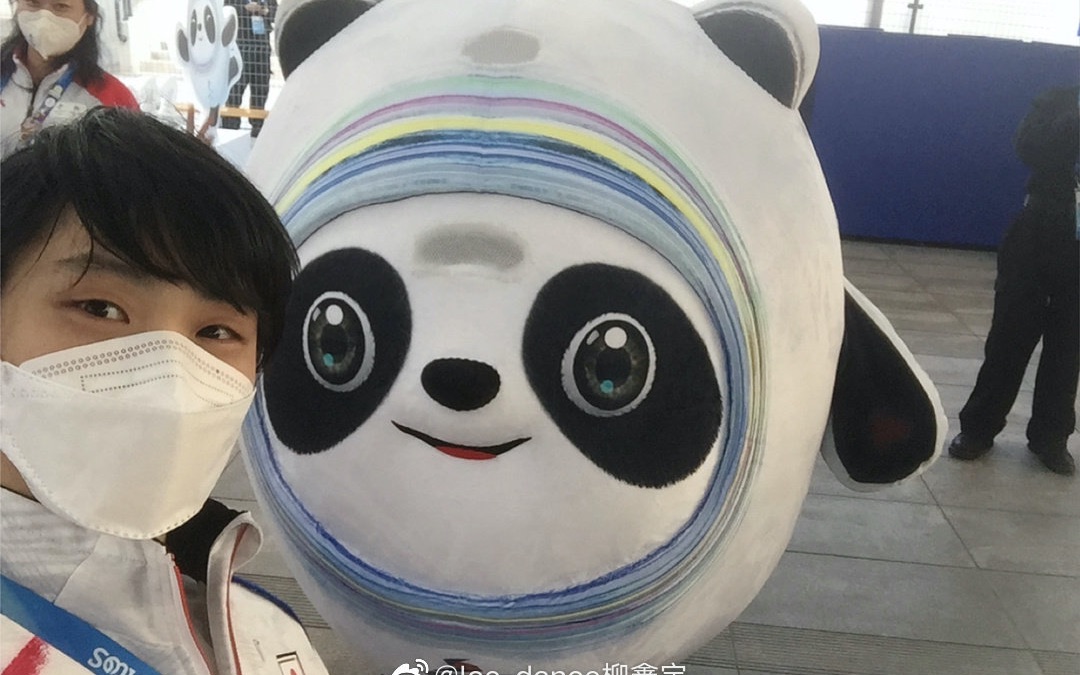 羽生结弦他真的太懂了他和冰墩墩的自拍照粉丝真的很想看的羽生结弦