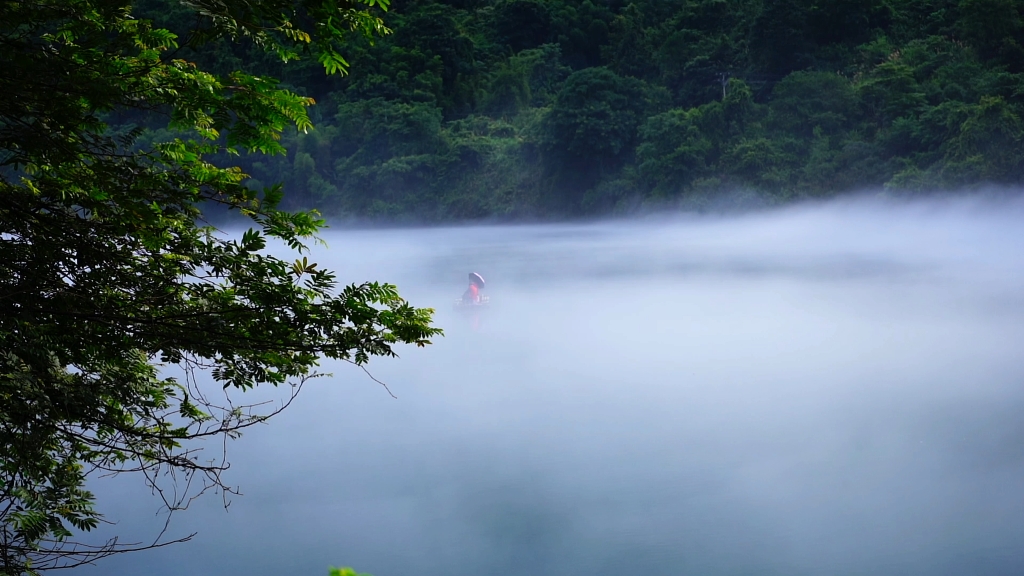 清晨的小东江晨雾袅袅,空灵而隽永