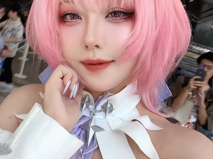 绝区零蕾米埃尔cos,妥妥数值怪
