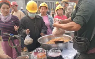 Tải video: 河北小伙工地摆摊卖卤面条，10元一份管吃饱，一天卖300斤面条