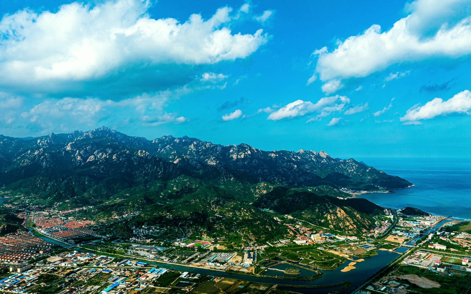 蓝天白云下的崂山真是美翻了!