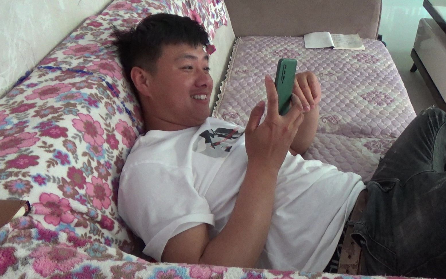 小伙对着手机傻笑,媳妇偷偷过去发现猫腻,这是有外心了吗_哔哩哔哩