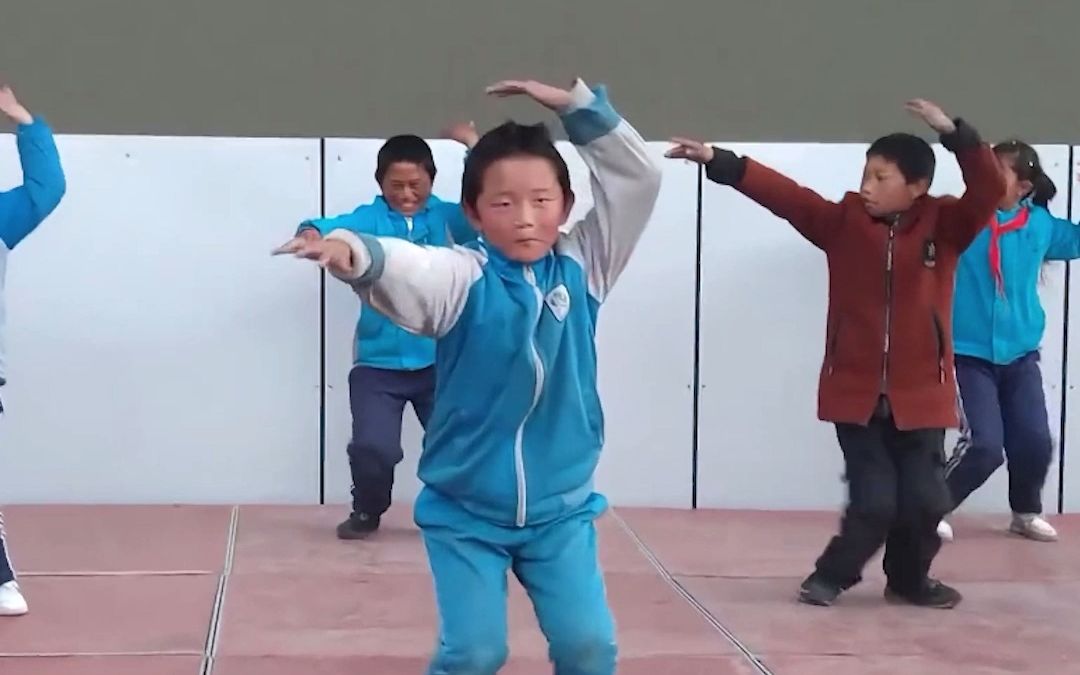 五年级小学生提前筹备六一活动舞姿魔性搞笑,拍摄者:孩子们跳的很可爱