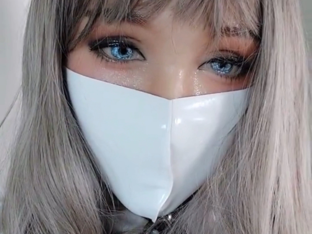 可爱的小姐姐今天换了白色的胶口罩,这也太漂亮了