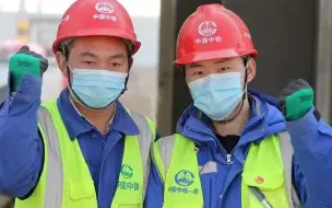 上阵父子兵！武汉大学生随父援建黄庄隔离点：对得起头上的安全帽