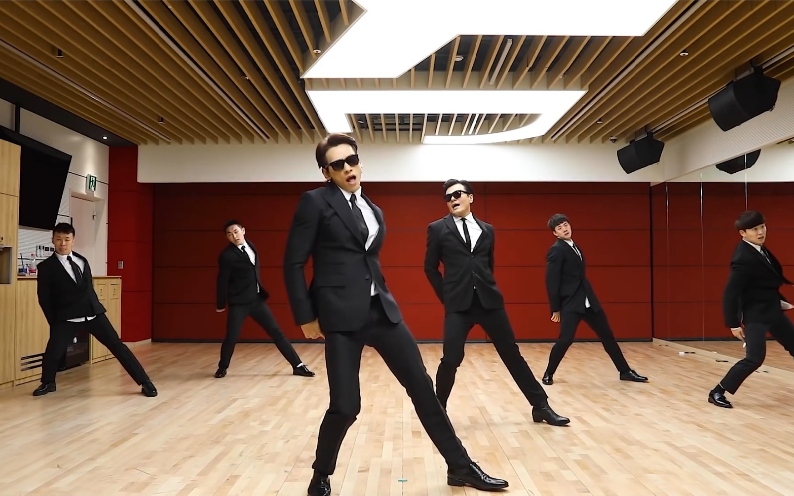 rain x jyp《换成我》(duet with jyp)" 西装版舞蹈练习室视频公开