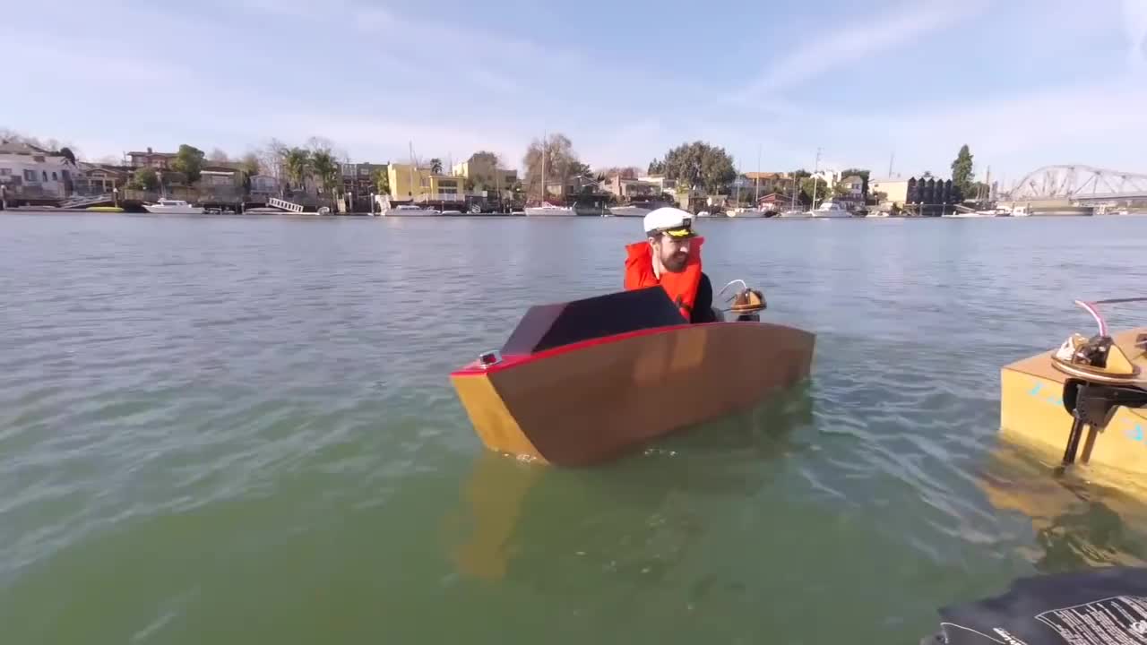 国外牛人自制载人小船,动手能力真是强,看起来好好玩的样子