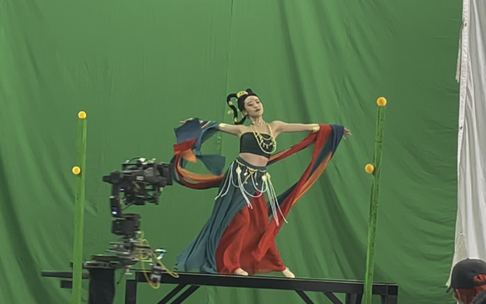 零下几度棚里拍摄飞天敦煌舞,做演员真的很不容易呀,一跳就是几十遍