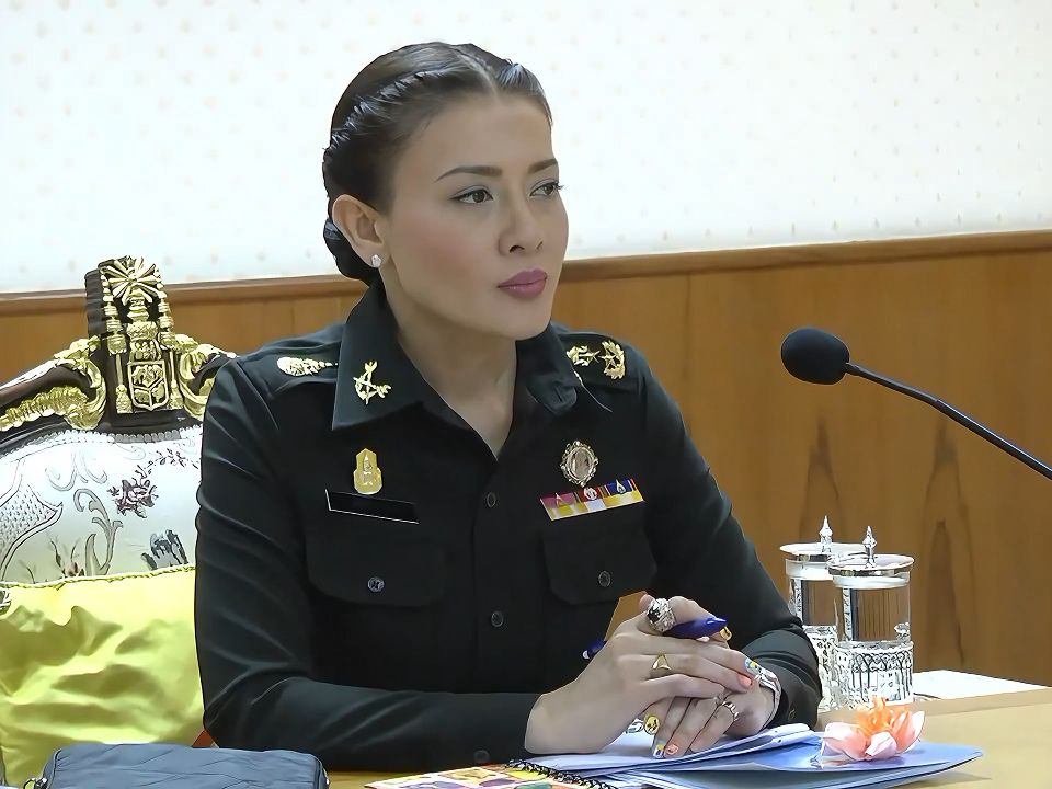 西拉米王妃皮肤白皙,脸上没有一丝皱纹